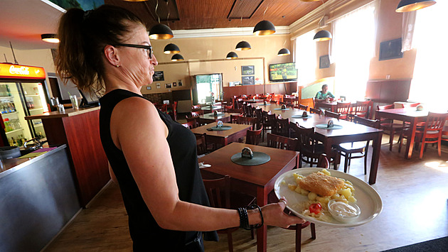Restauracím kvůli zdražování ubývá hostů, nejvíc klesl zájem o polední menu