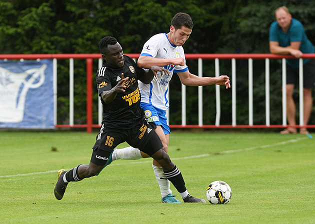 Fotbalisté vedoucí Příbrami podlehli doma Varnsdorfu gólem v nastavení