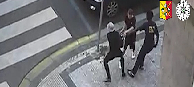 VIDEO: Lupiči s pepřovým sprejem se s mladíkem přetahovali o batoh