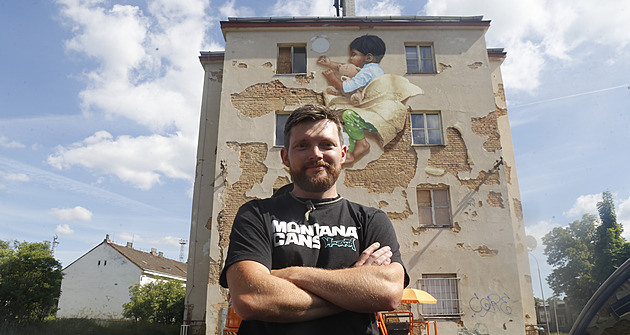 Umělec Chemis využil oprýskanou zeď domu, do fasády přikryl spící dítě