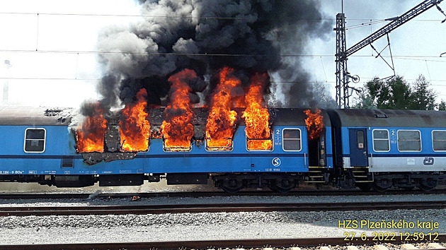 U hlavního nádraží v Plzni vzplanul odstavený vagon, plameny ho zničily
