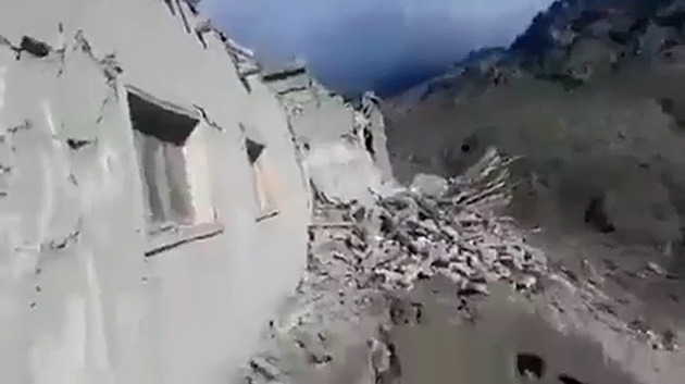 Východ Afghánistánu zasáhlo zemětřesení, počet obětí vyšplhal na tisíc