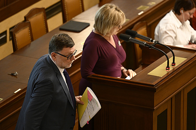 Sněmovna po dlouhé debatě podpořila v úvodním kole zrušení EET ke konci roku
