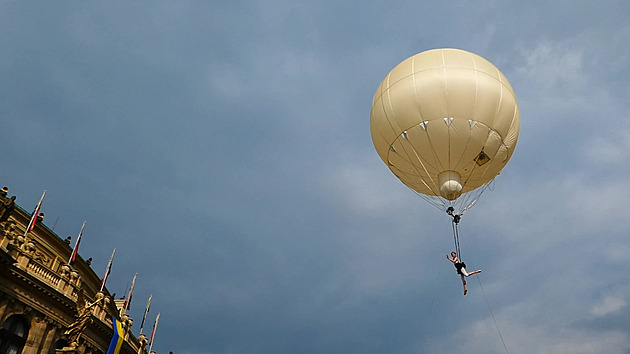 <p>Oslavy předsednictví ČR v Radě EU. Vzlet balónu s akrobatkou nad srdcem metropole (Praha, 25.06.22).</p>