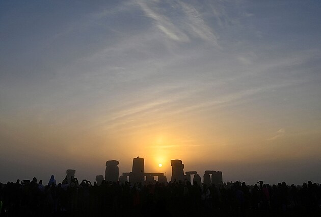 Asi �est tis�c lid� oslavilo u kamenn�ho kruhu Stonehenge letn� slunovrat. Akce...