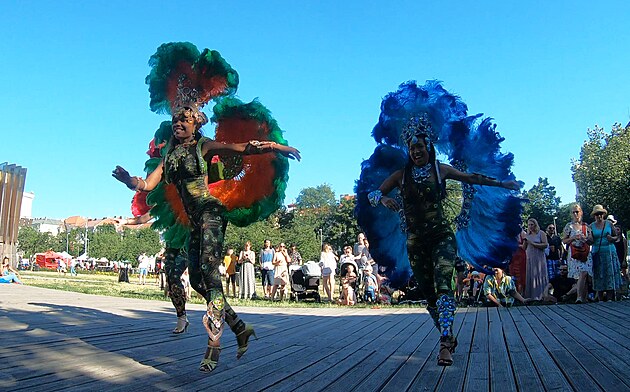 Tanení skupina Garotas na festivalu Merkádo