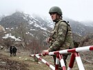 Ázerbájdánský voják v Lainském koridoru, spojnici mezi Arménií a Náhorním...