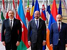 Ázerbájdánský prezident Ilham Alijev (vlevo), arménský premiér Nikola Painjan...