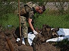 Ostatky neznámého ruského vojáka objevené u Charkova (28. ervna 2022)