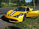 Dopravn nehoda vozu znaky Ferrari v Karlovch Varech. (17. ervna 2022)