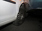 idii v Chebu praskla za jzdy pneumatika, naboural tyi zaparkovan auta.