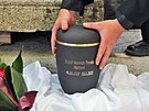 Ulo�en� uren s ostatky �esti �len� rodiny Mattoni do rodinn� hrobky na h�bitov�...