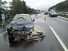 Na d�lnici D5 auto dostalo smyk na narazilo do svodidel, za n�m se srazila dv�...