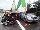 Na d�lnici D5 auto dostalo smyk na narazilo do svodidel, za n�m se srazila dv�...