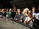 Cestující v �elezni�ní stanici Waterloo v Londýn� v p�edve�er stávky...