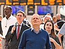 Cestující sledují odjezdovou tabuli ve stanici Paddington v Londýn� v p�edve�er...