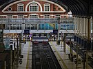 Prázdná nádra�ní hala stanice Liverpool Street v Londýn� v den stávky...