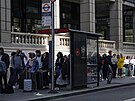 Stávka �elezni�á�� v Británii. Lidé p�ed jedním z londýnských nádra�í �ekají na...