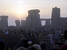 Asi est tisíc lidí oslavilo u kamenného kruhu Stonehenge letní slunovrat. Akce...