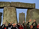 Asi est tisíc lidí oslavilo u kamenného kruhu Stonehenge letní slunovrat. Akce...