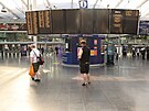 Cestující stojí p�ed prázdnou informa�ní tabulí na nádra�í v Manchesteru b�hem...