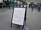 Cedule na hlavním nádra�í v Glasgow informuje cestující o národní stávce...