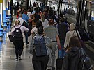 Cestující nasedají do jednoho z vlak� na nádra�í Euston. (21. �ervna 2022)