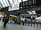 Cestující na nádra�í Glasgow Queen Street (21. �ervna 2022)