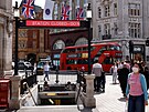 Lidé chodí p�ed uzav�enou stanicí Oxford Circus b�hem prvního dne �elezni�ní...