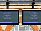 Tabule informují o národní �elezni�ní stávce na nádra�í v Eastbourne. (21....