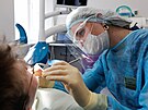 Lékaka oetuje pacienta na zubní klinice Domoddovo v Moskv. (15. ervna...
