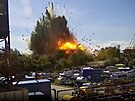 Pohled na explozi obchodního centra v ukrajinském Kremenuku, kterou...