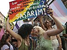 Turecká policie brala náhodn úastníky pochodu Pride do vazby (26. ervna...