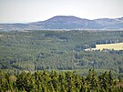esk les - pohled z rozhledny Havran k jihovchodu, v pozad je vidt Pimda.