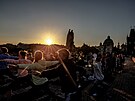Nkolik stovek lidí si pilo v den slunovratu za východu slunce zacviit jógu...