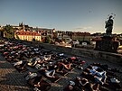 Nkolik stovek lidí si pilo v den slunovratu za východu slunce zacviit jógu...