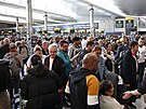 Fronty cestujících v odletovém terminálu 2 na letiti Heathrow v Londýn. Velká...