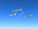 eské gripeny a letoun Mirage 2000 francouzského letectva bhem mise v Pobaltí