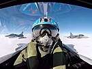 esk gripen (vpravo) a letoun Mirage 2000 francouzskho letectva (vlevo) bhem...