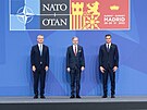 Premiér Petr Fiala s éfem NATO Jensem Stoltenbergem a panlským premiérem...