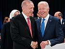 Americký prezident Joe Biden s tureckým prezidentem Erdoganem bhem summitu...