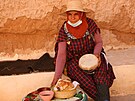 Berberská ena nabízí chléb, který pedtím ped zraky návtvníku upekla. V...