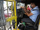 idi taxi v Quezon City na Filipínách poítá hotovost, aby zjistil, jestli si...