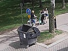 Dvě dívky na jedné koloběžce se střetly s cyklistkou