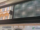 Okna brnnskch tramvaj s reklamou primtorky jsou zajitna pskami