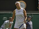 Karolína Muchová lituje ztracené výmny v zápase prvního kola Wimbledonu.