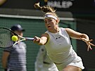 Karolína Muchová se natahuje po balonku v zápase prvního kola Wimbledonu.