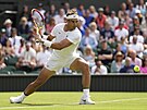 panl Rafael Nadal se napahuje k úderu v utkání prvního kola Wimbledonu.
