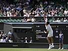 Srb Novak Djokovi servíruje v utkání druhého kola Wimbledonu.