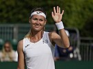 Marie Bouzková se usmívá po vítzství ve druhém kole Wimbledonu.